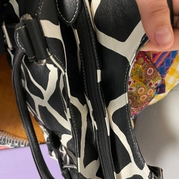 Stylish Black and White Shoulder Bag - Picture 3 of 7